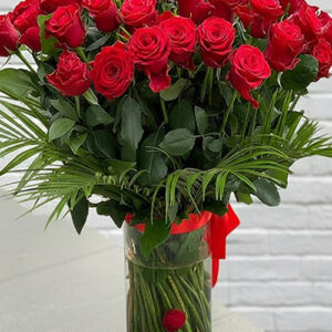 50 Adet Kırmızı Gül Cam Vazoda