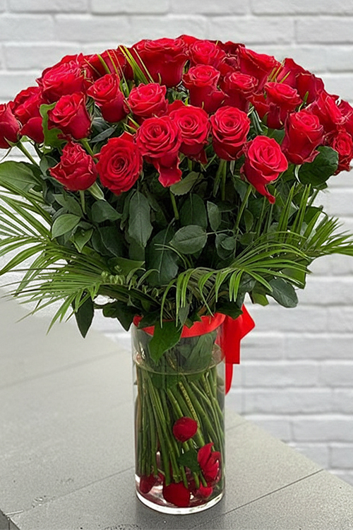 50 Adet Kırmızı Gül Cam Vazoda