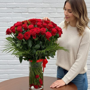 50 Adet Kırmızı Gül Cam Vazoda