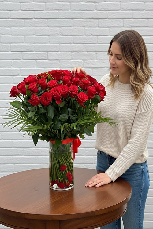 50 Adet Kırmızı Gül Cam Vazoda