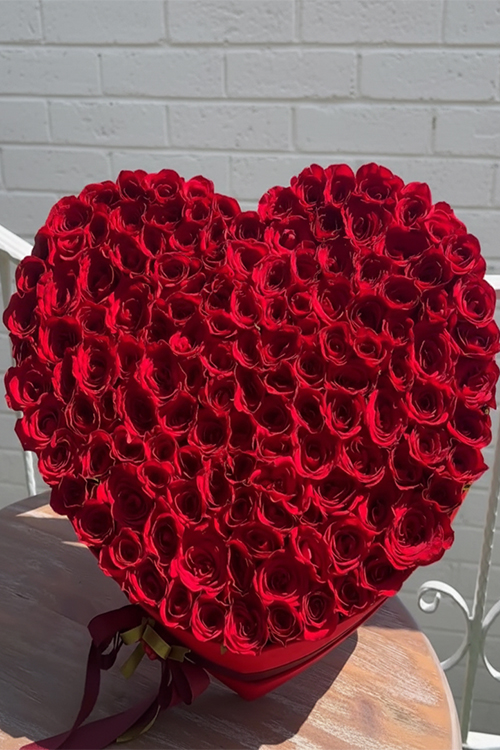100 Kırmızı Gül Kalp Kutuda